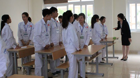 Các ứng viên hộ lý, điều dưỡng Việt Nam học tiếng Nhật tại Trung tâm Arc Academy.